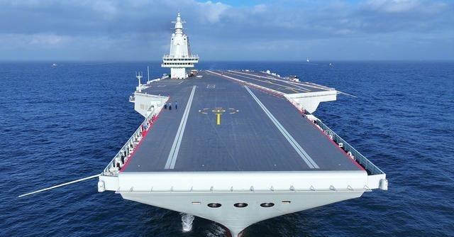 八万吨级的福建舰在国际上是什么位置？说句实话吧，福建舰就是升级版的小鹰号，实力也