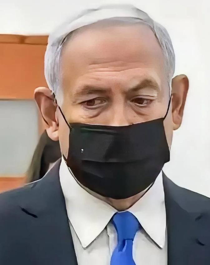 这一幕，终究还是落槌了。

内塔尼亚胡，这位在政坛翻云覆雨几十载的硬汉，今天成了