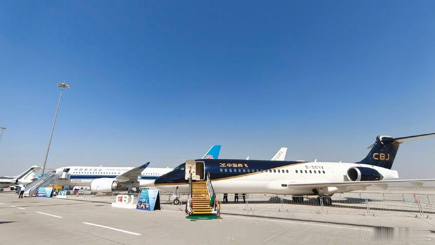 11月17日，迪拜航展于阿联酋迪拜阿勒马克图姆国际机场盛大启幕！C919飞机与C