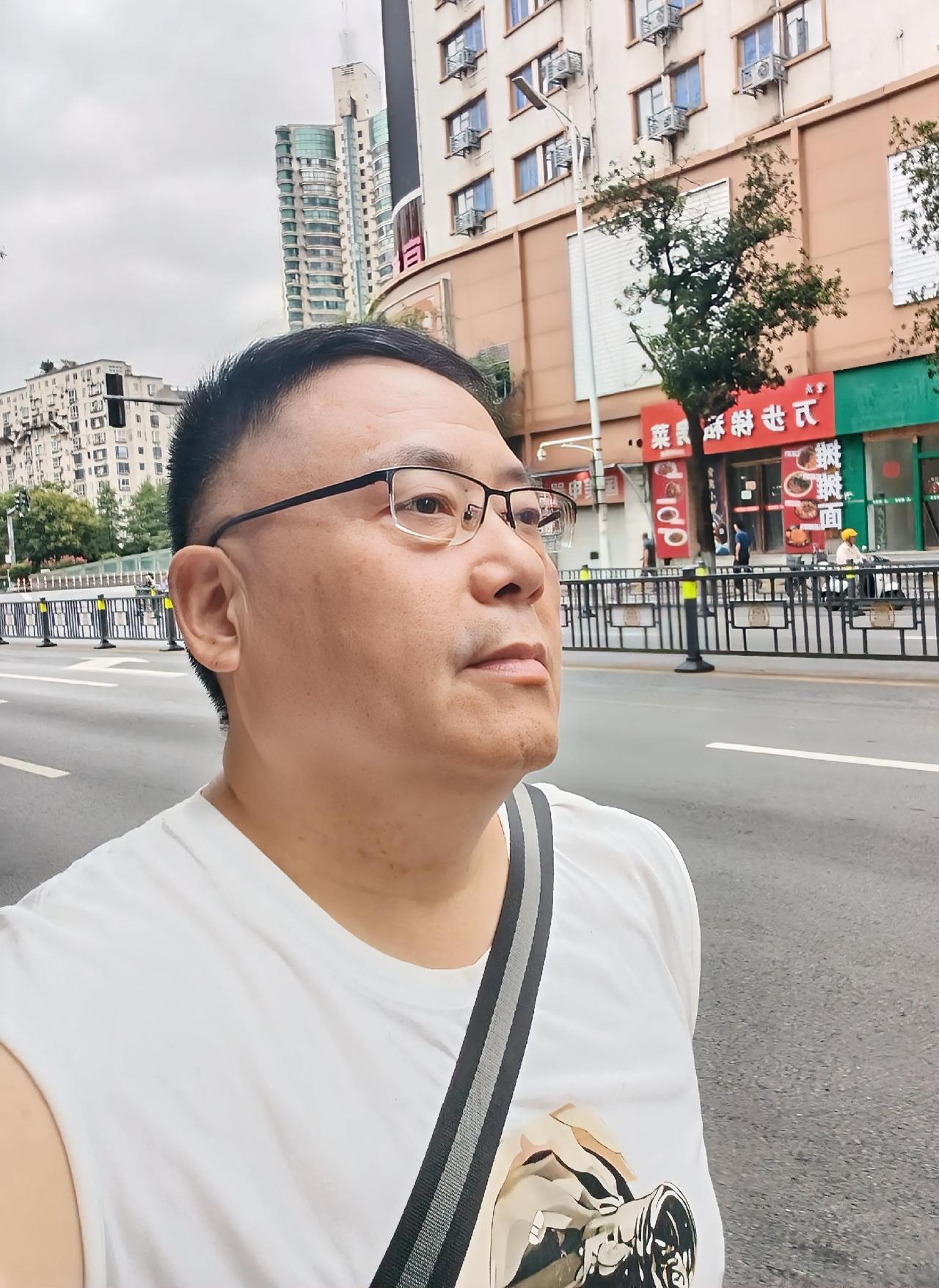 今天写了一篇小作文，就是说昨天晚上老万叫我打麻将，当时正在吃晚饭。

很多网友在