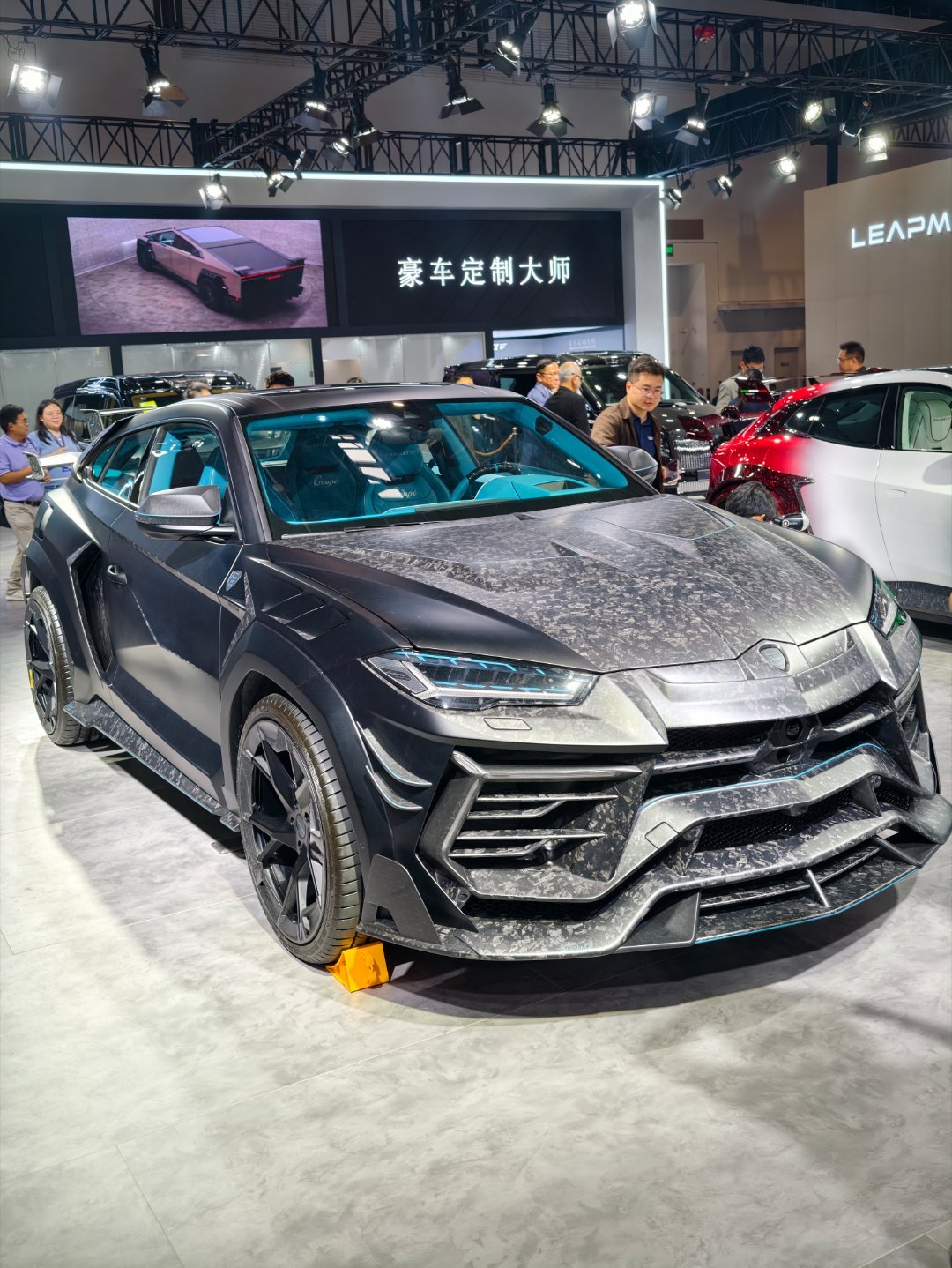 其实 Mansory 这台兰博基尼 Urus 呢，有一个特别的地方，就是它三门 