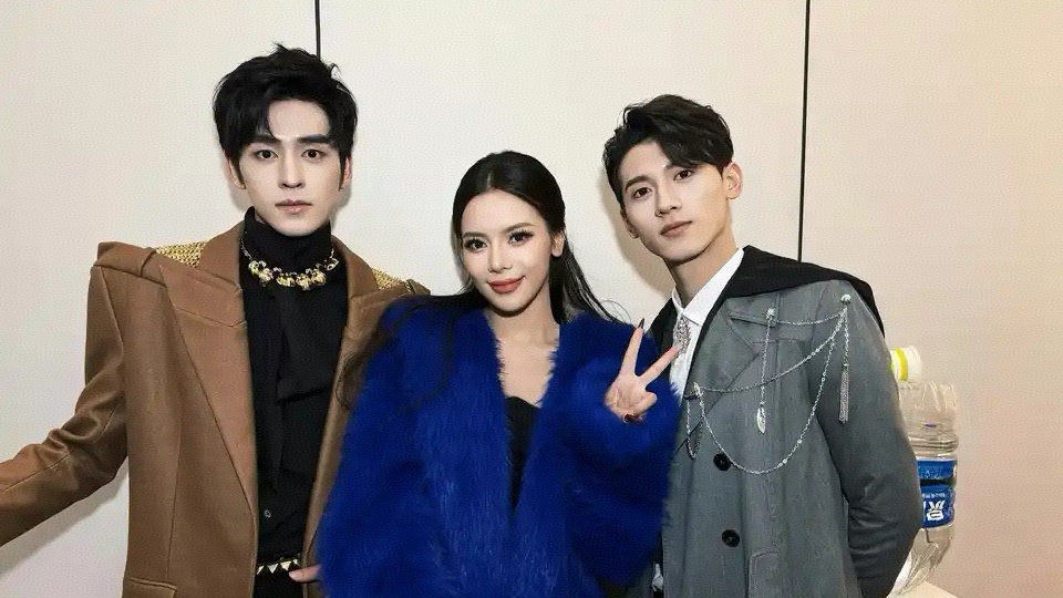 声鸣远扬恭喜张卓尔、生特吾姬、马韬参与全国收视第一名的卫视春晚《2026辽视春晚