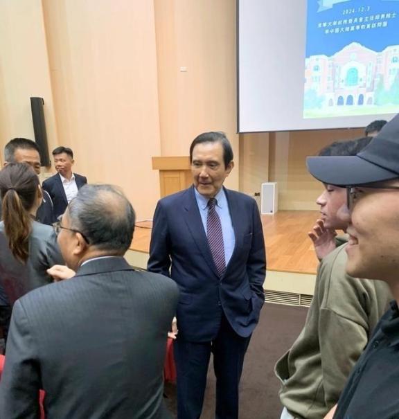 台湾地区，长期阻碍中国统一就是马英九。这个人非常之狡猾！在他担任领导人期间，从美