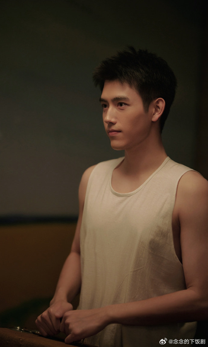 陈飞宇地震拥抱这段简直BG的神纯真年代的爱情里这个地震拥抱太好磕了！双向牵挂超戳