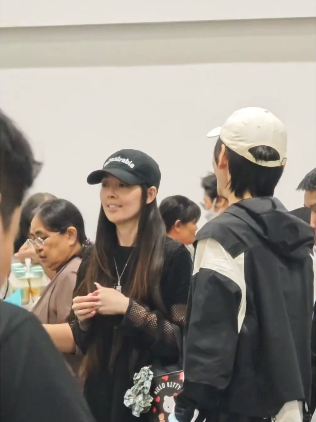 网友偶遇向佐排队超市试吃郭碧婷向佐素颜逛超市 谁被这组生活化偶遇戳到！素颜逛超市