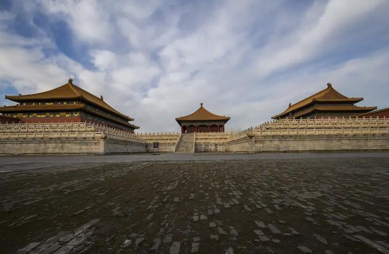 万贵妃的“杀子令”：明宪宗绝嗣风波

万贵妃年长明宪宗17岁，宠冠六宫。因己不育