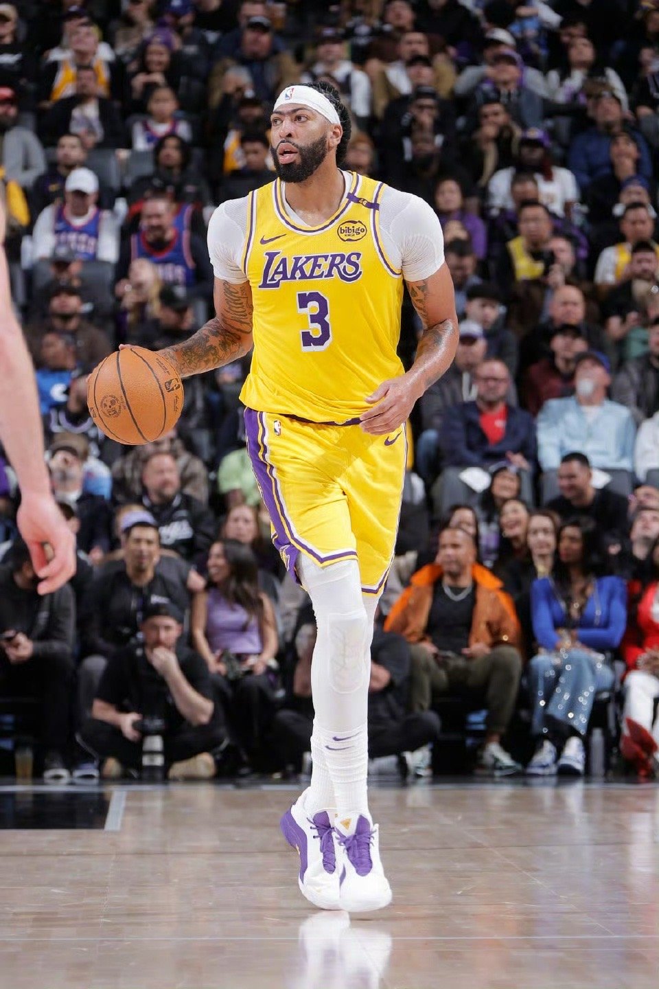 全场比赛结束，湖人在客场113-100战胜国王！浓眉大号两双数据！浓眉拿下21分