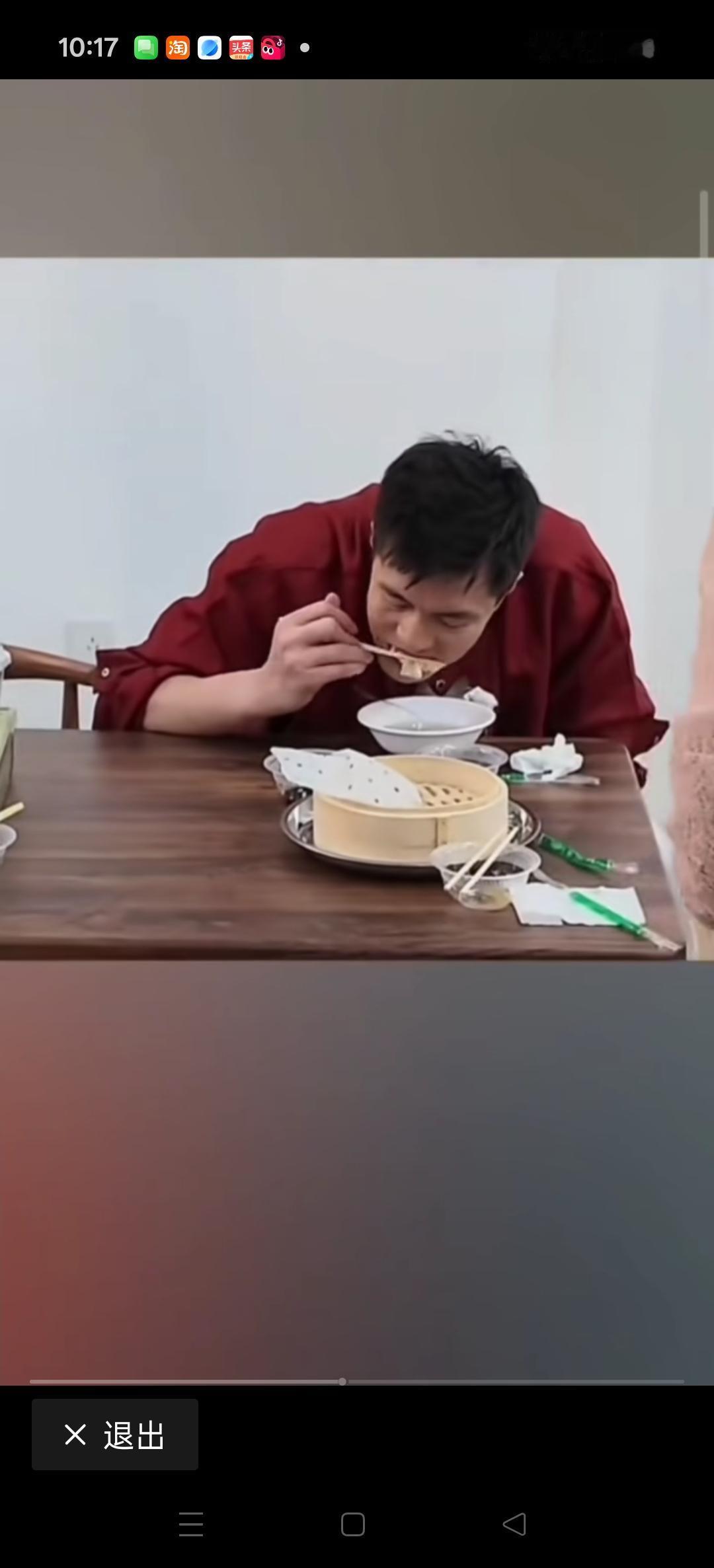 郭艾伦吃烧麦，喝羊汤，太接地气了。[比心][比心][赞][赞]