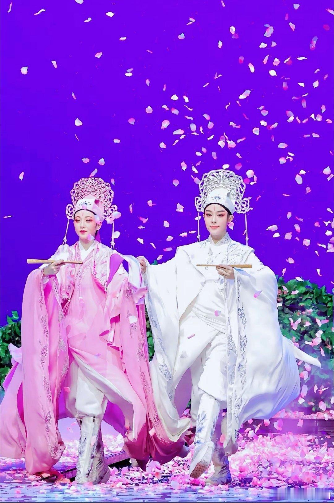 李云霄为电影梁祝化蝶配音化蝶双飞绕青冢，共舞天地世人间。祝英台出身富家，梁山伯家