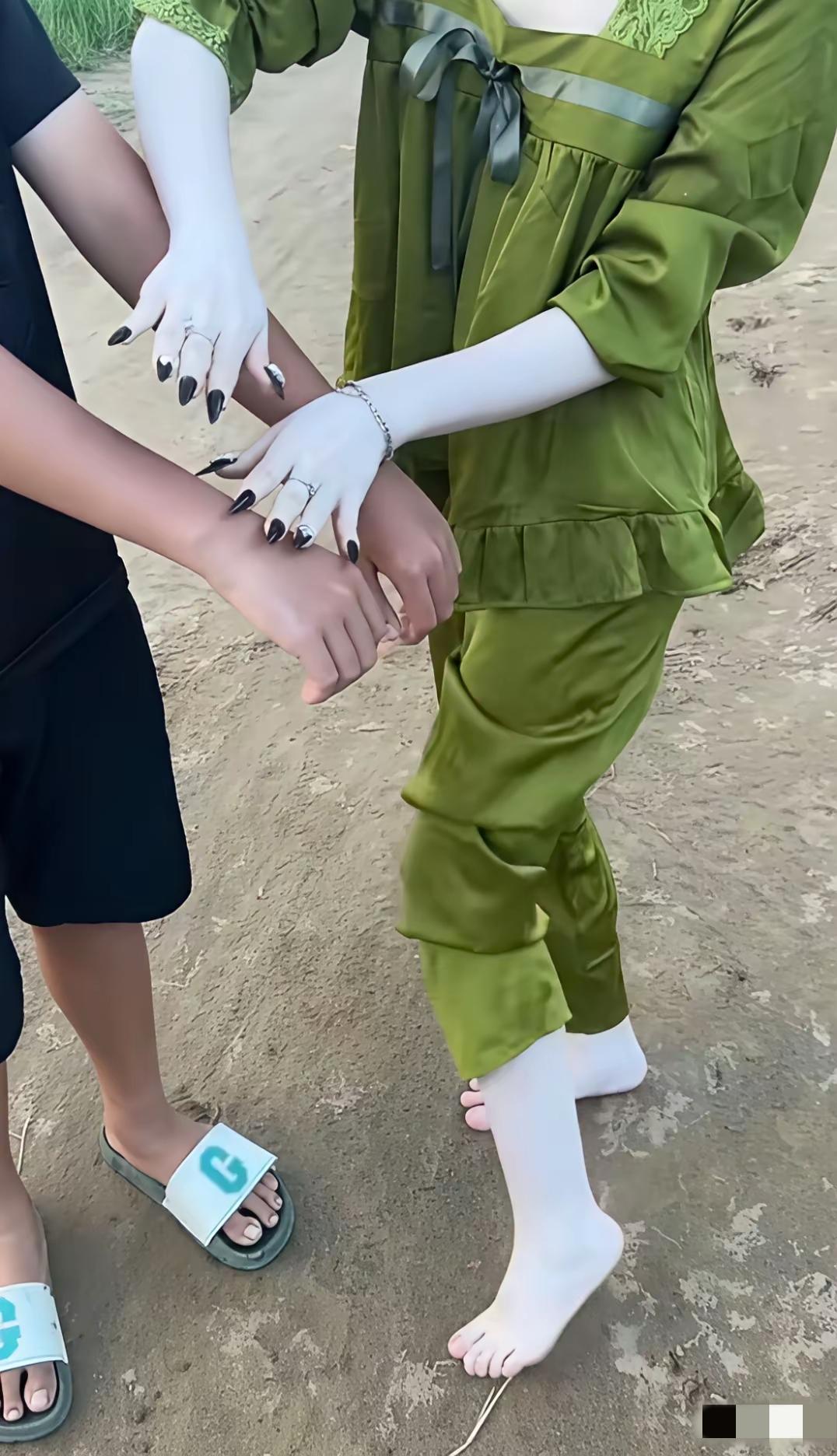 没对比，就没伤害！这皮肤白得让人羡慕得想要想要的呀！[笑哭]