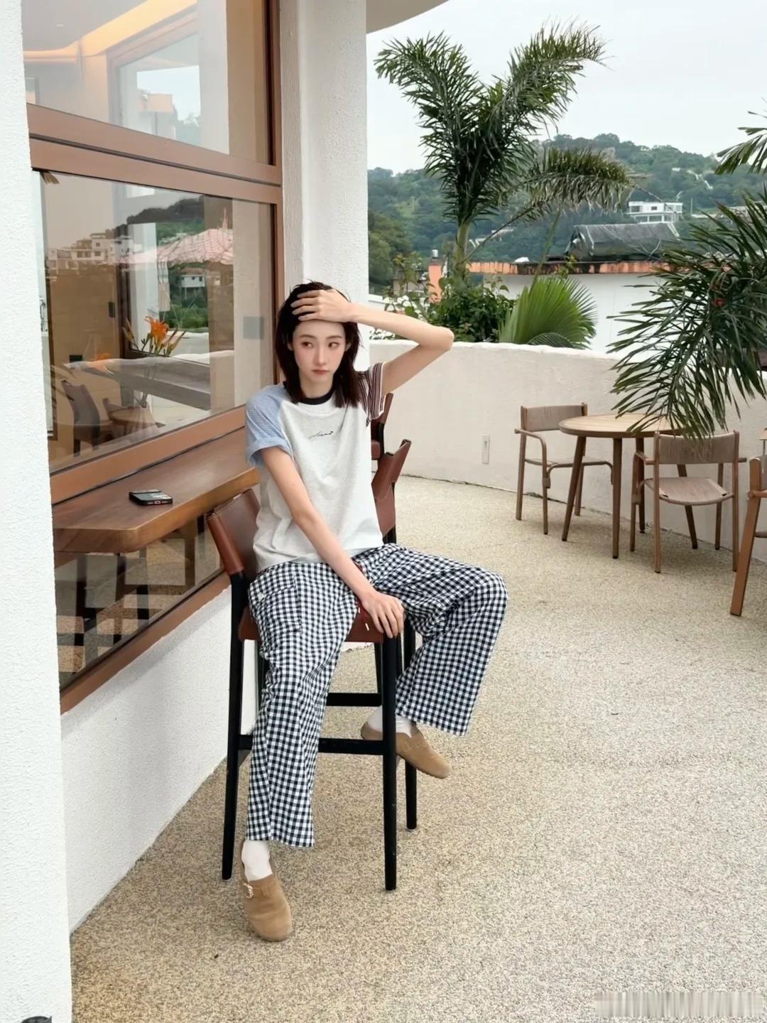 代言人捕捉张艺凡私服小心机多套私服tq轮番出镜，上身频率超高轻轻松松拿捏慵懒氛围