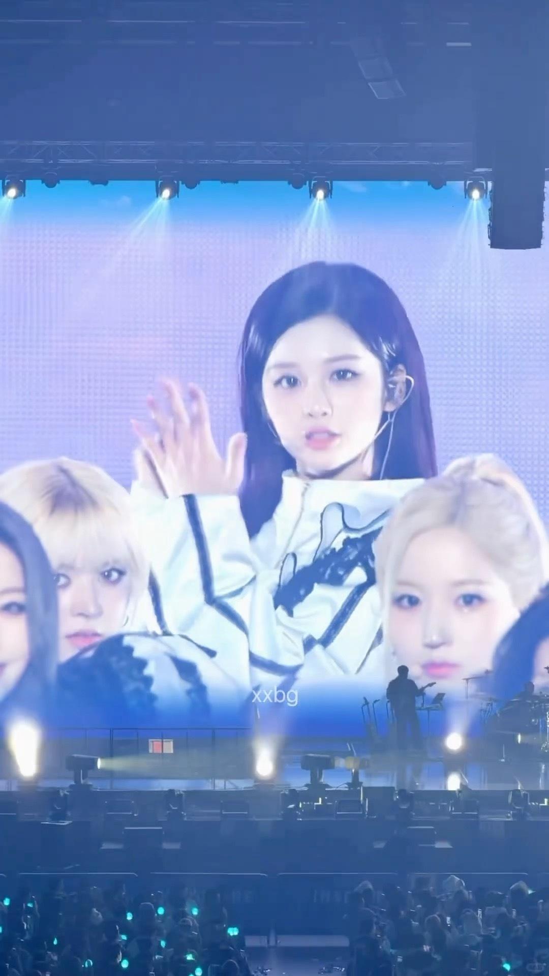 雪允昨天的演唱会大屏真的又美又萌｡◕‿◕｡ 