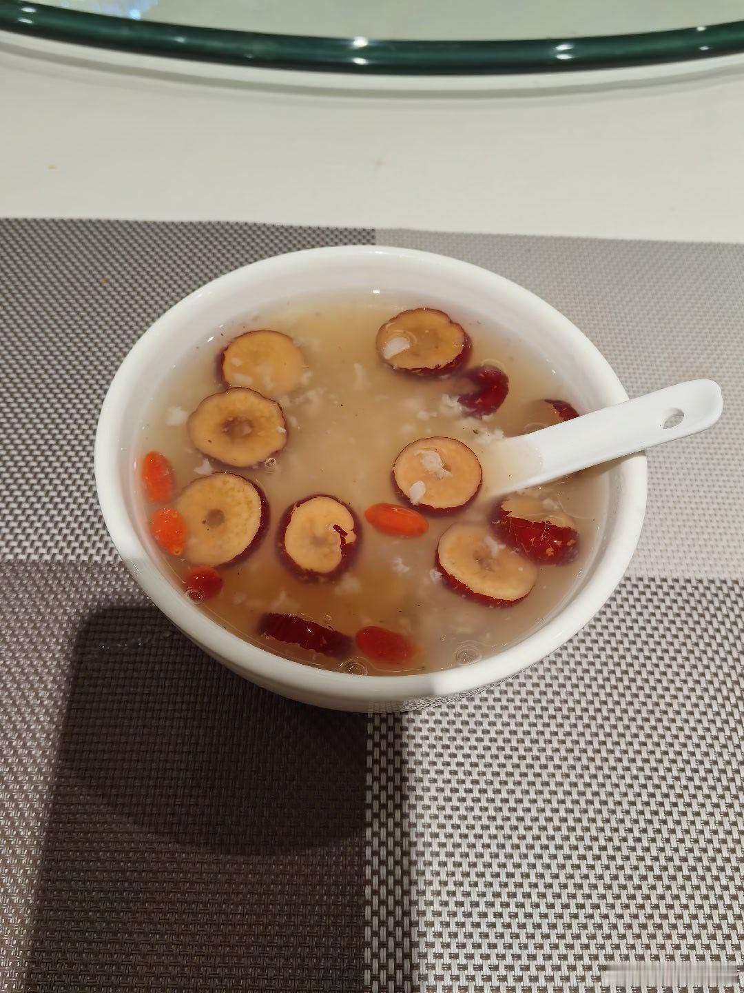 李爷减肥计划 减肥的第一百天。美好的一天，从早餐开始。一碗冰糖银耳红枣枸杞下肚，