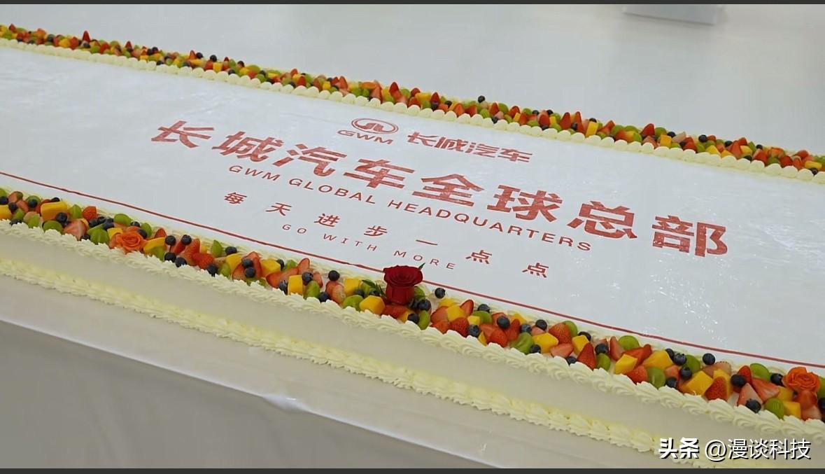 魏建军参加长城汽车全球总部开餐仪式，现场切蛋糕，和员工一起吃饭，接地气到没朋友。
