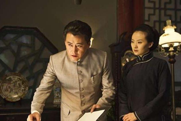 1878年，广东一户有钱人家，父母给家里最小的女儿裹脚。裹了没多久，这孩子自己拆