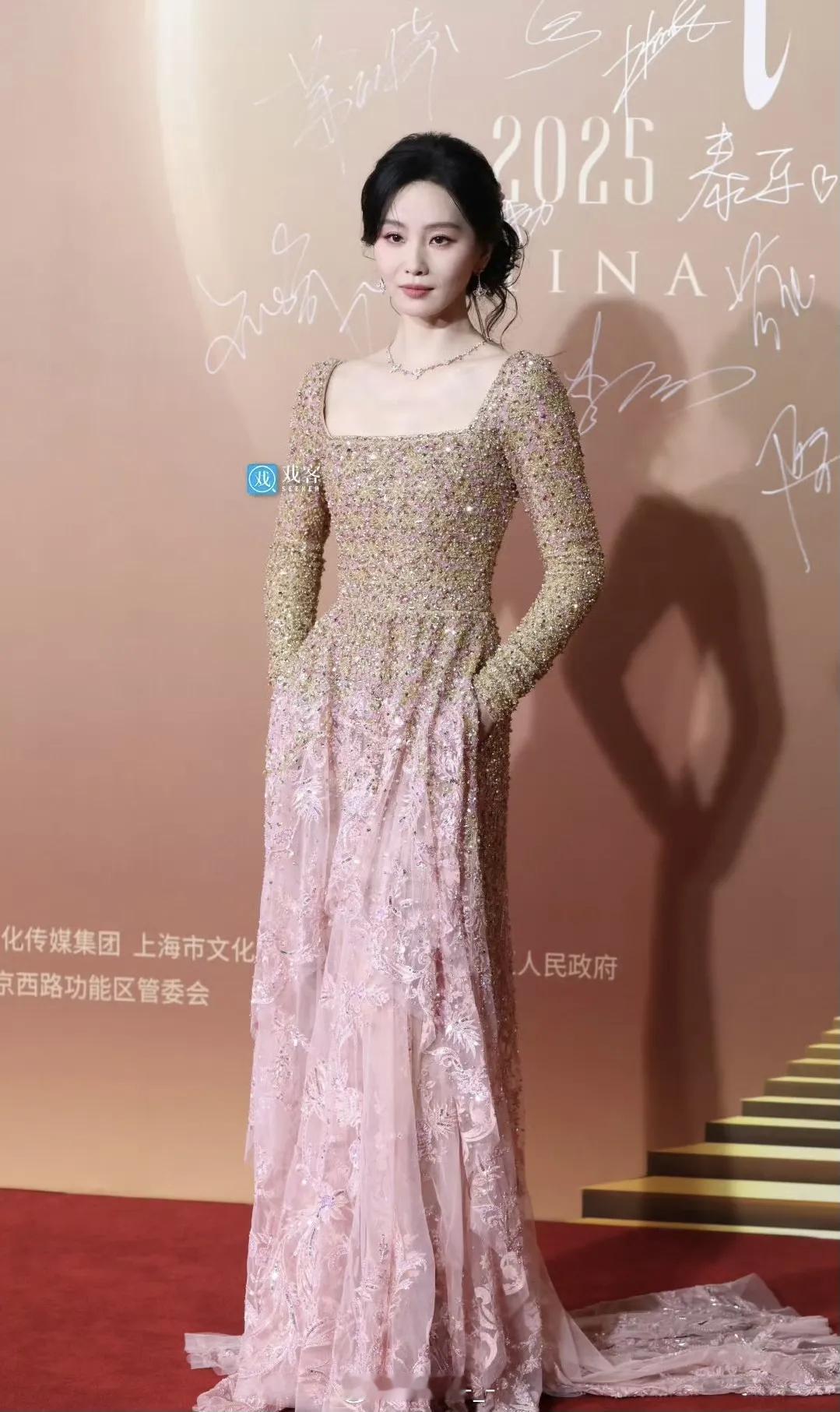 刘诗诗、宋茜今晚的活动红毯造型图，两位85花谁更能惊艳到你？ ​​​