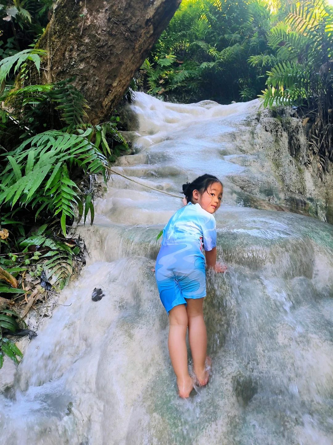 清迈粘粘瀑布｜爬瀑布，娃玩到拉不走！