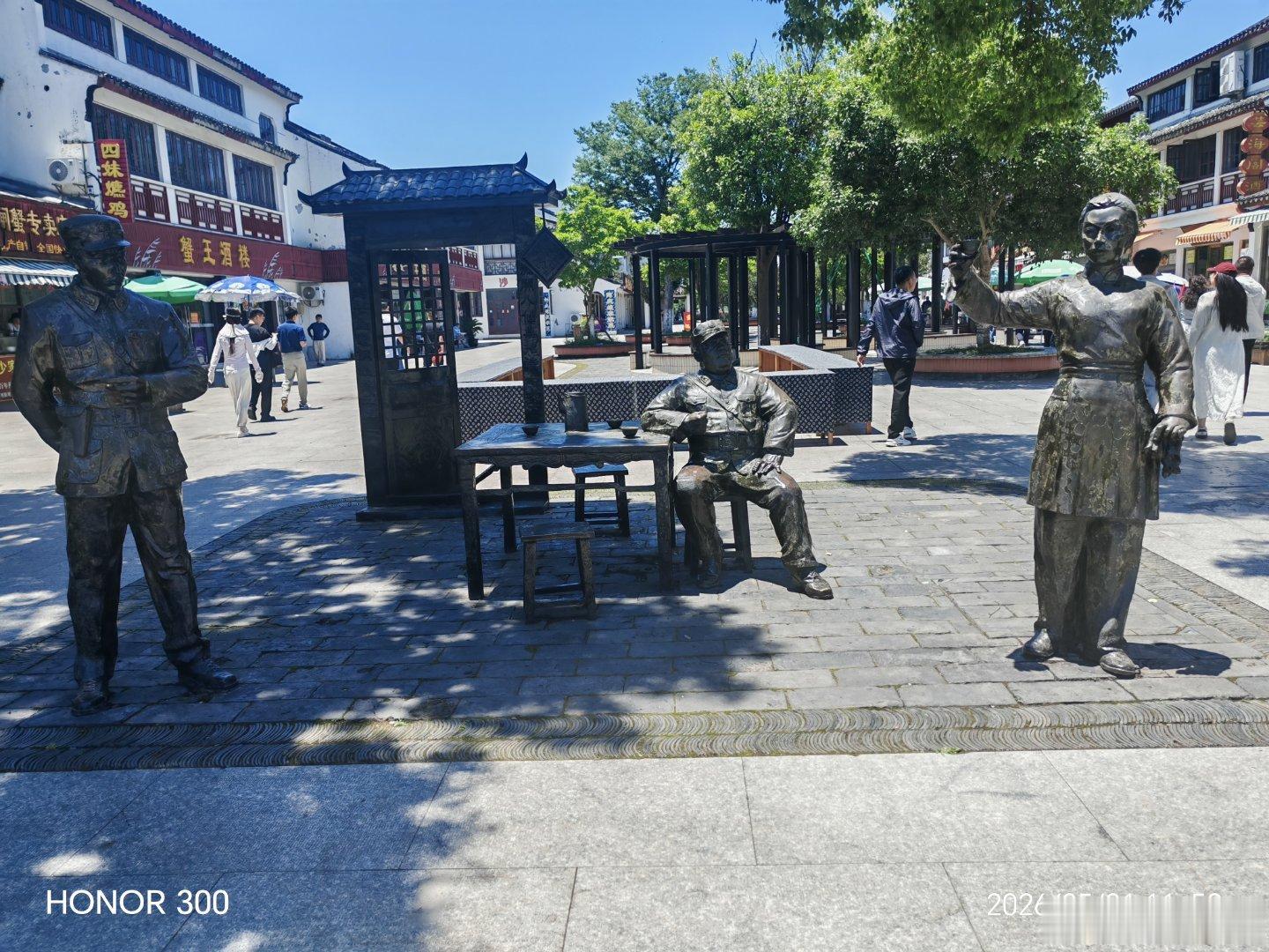 沙家浜，因抗战故事和样板戏闻名全国，现为红色旅游胜地 。沙家浜革命历史纪念馆、芦