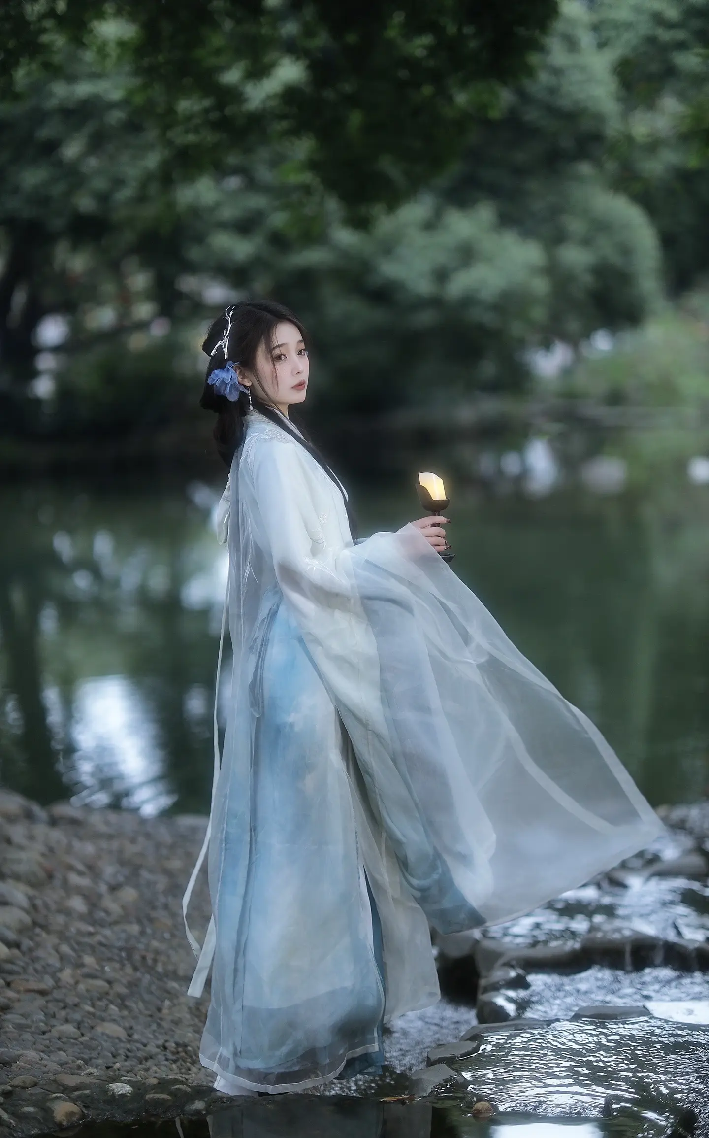 镜中花，水中月。