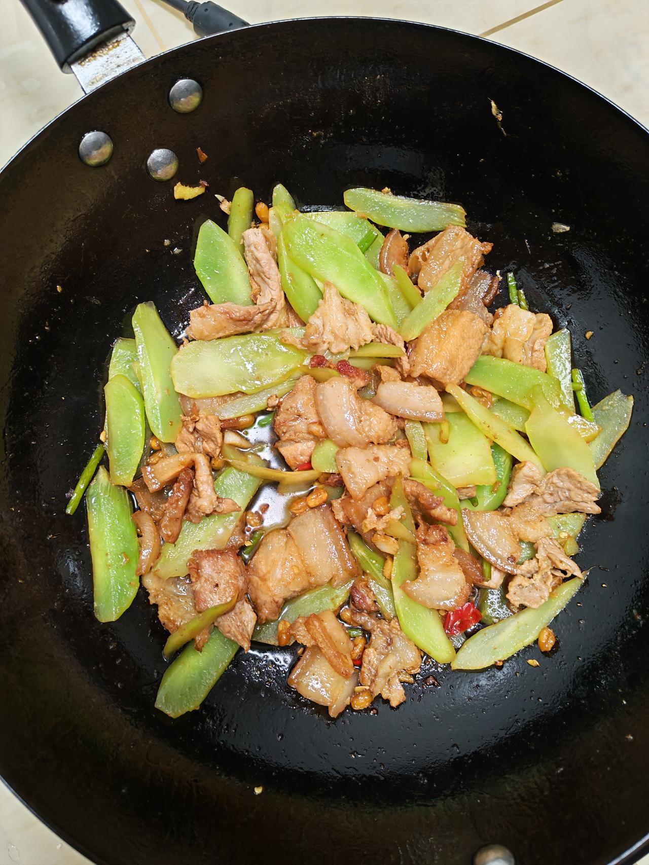 家常莴笋炒肉，简单又下饭！
 
今日份家常菜，莴笋炒肉出锅啦！脆嫩的莴笋搭配鲜香