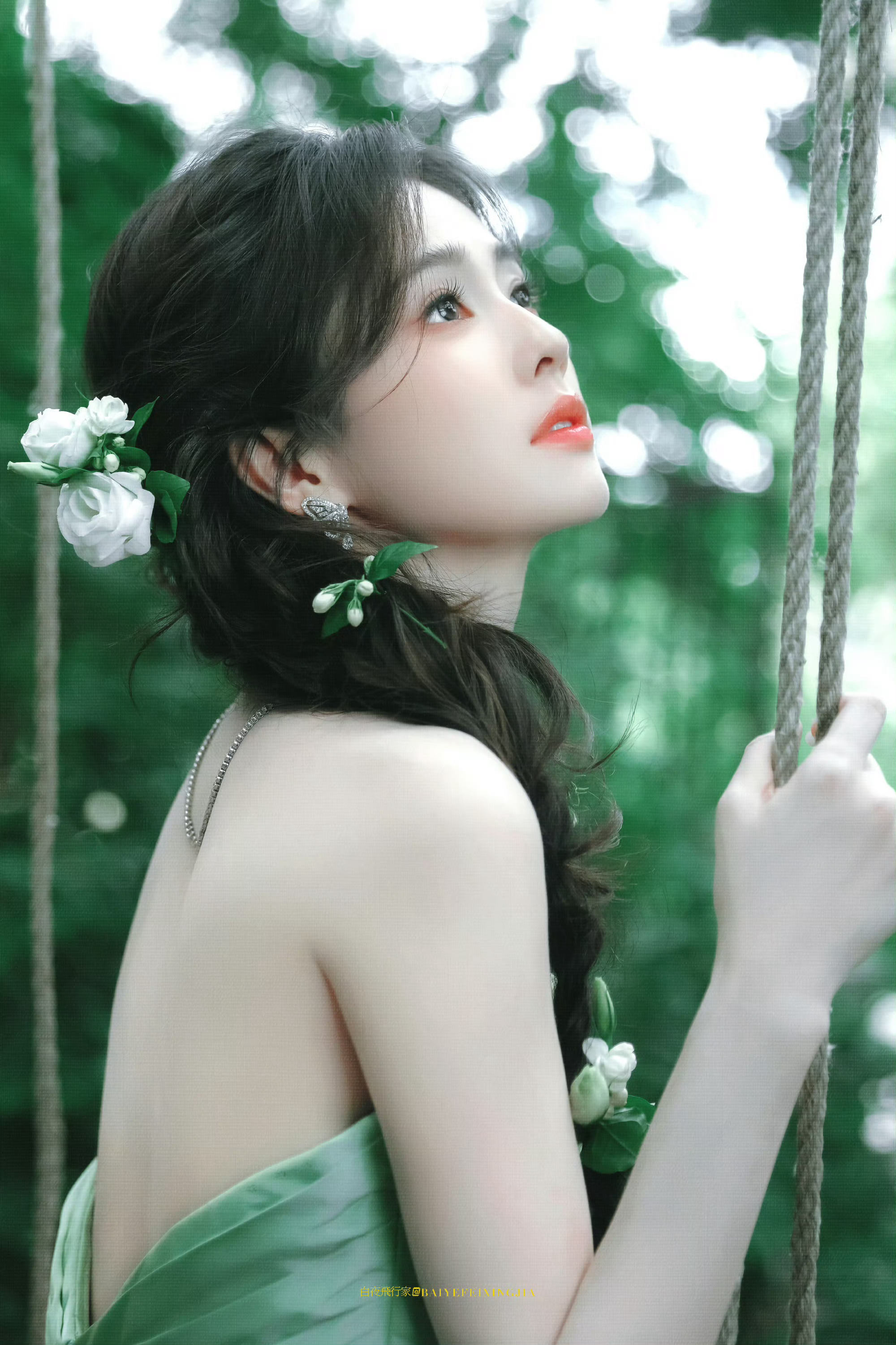 白鹿  今晚月色真美，眸中所及很明朗，而你朝我走来的路途温柔了万般光景。白鹿莫离