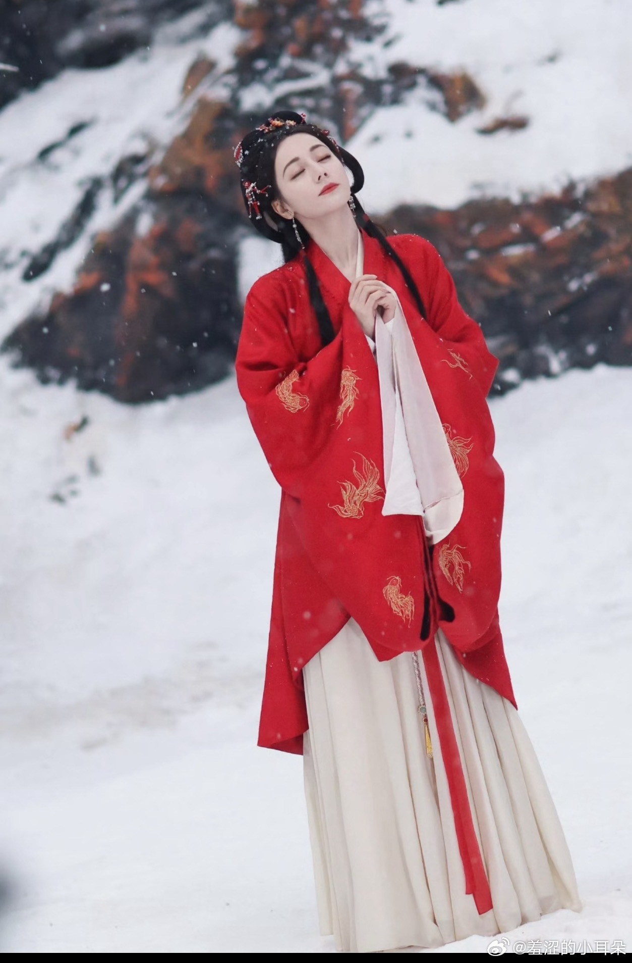 《白日提灯》里热巴五彩斑斓的红衣，P1和P2这种就是古偶流水线劣质红衣。后面的红