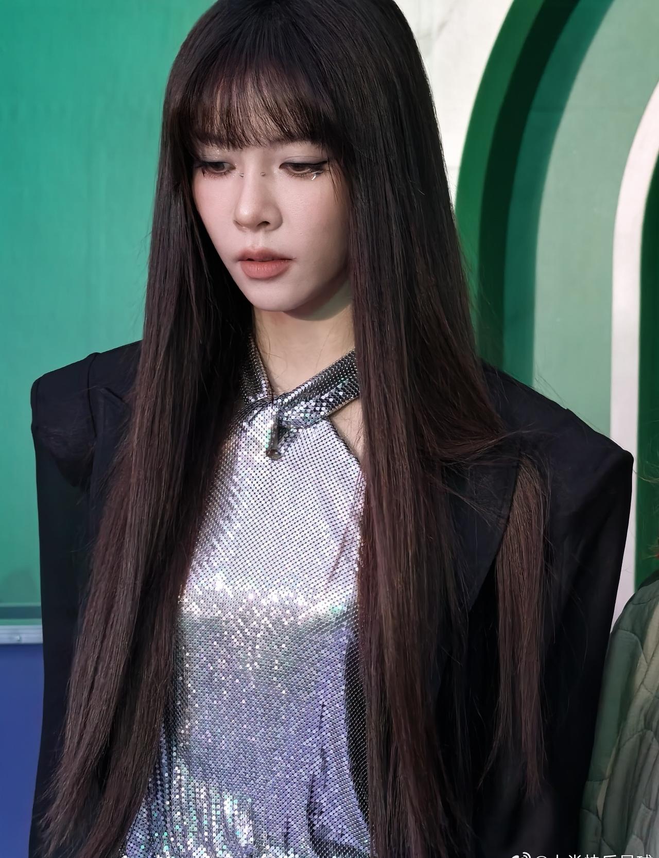 年度穿搭范本必须是宋妍霏！之前扒她的甜酷套装、美式复古辣妹风扒到停不下来，每套都