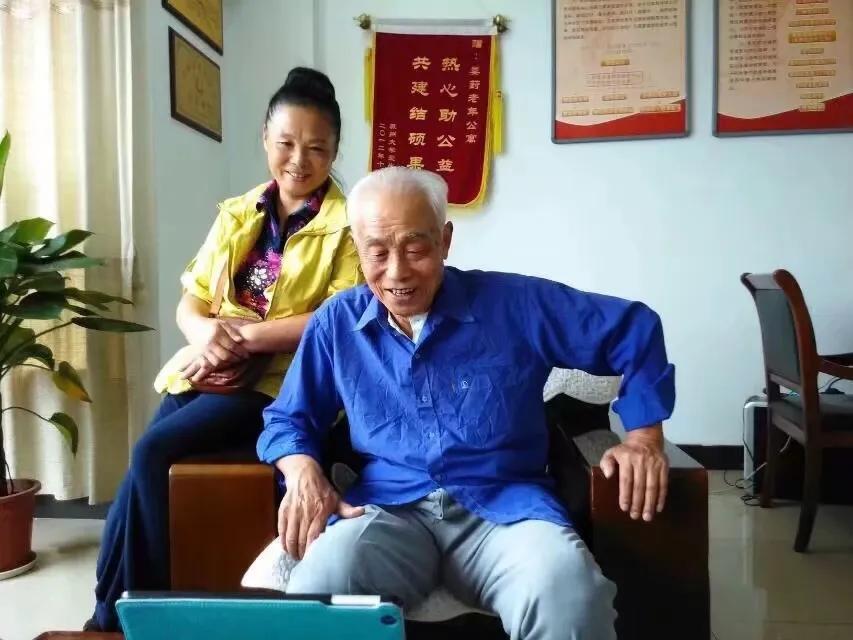 我和父亲的一张照片我和父亲的照片太多了，这张照片是与父亲一起与美国的妹妹一家聊天