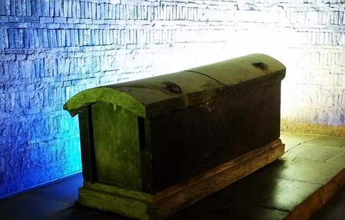 1945年，王绍义终于用炸药炸开了康熙帝景陵的地宫，当尘埃散去，六口棺椁如同沉睡