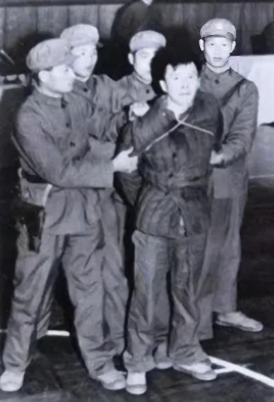 没想到，1979年杭州万人公审现场被4名法警死死摁住的壮汉，竟是当年杭州人闻之色