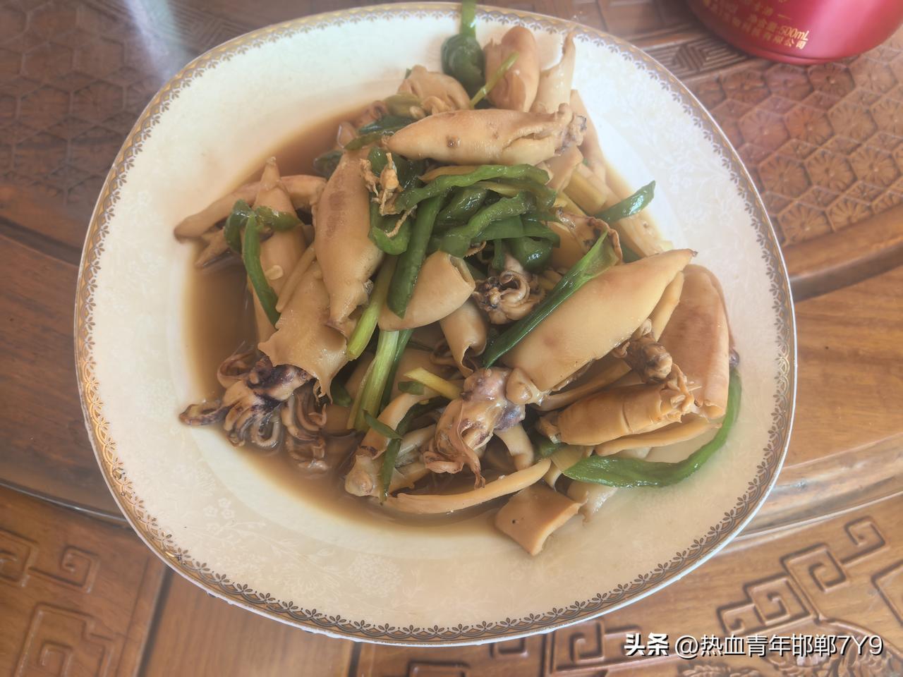 今天，家人从苏北旅游归来，带回了几斤冰鲜海兔，就顺手做了一道螺丝椒炒菜海兔。
对