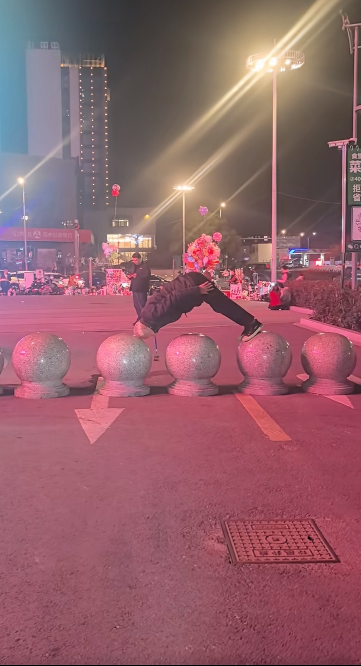 想哭的时候就像大爷这样，眼泪就不会留下来啦，大爷在练你大爷终究是你大爷。 