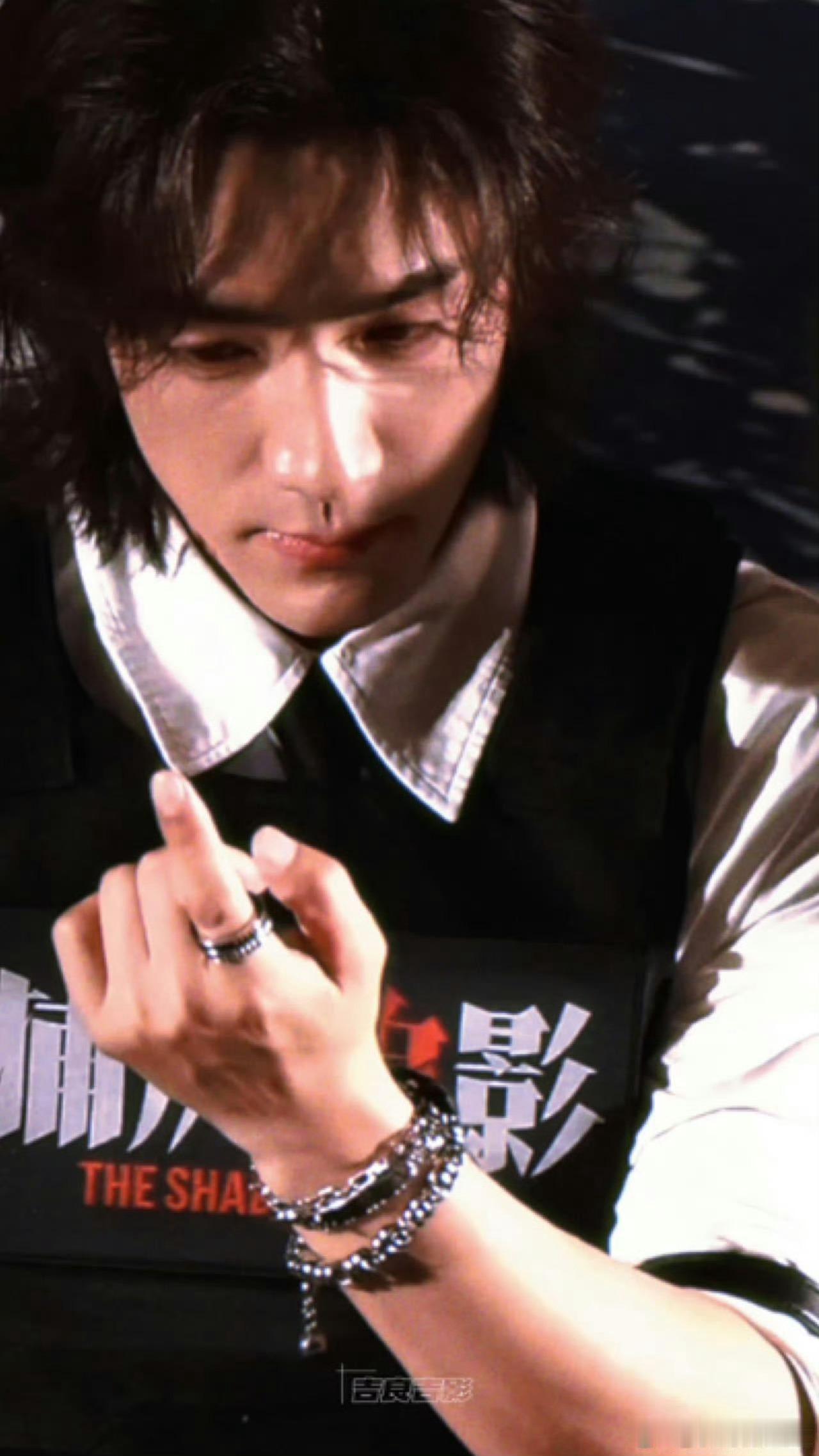 此沙是一款很新的长发帅哥此沙长发造型绝了！从糙汉变病娇男大，这颜值太能打！建议男
