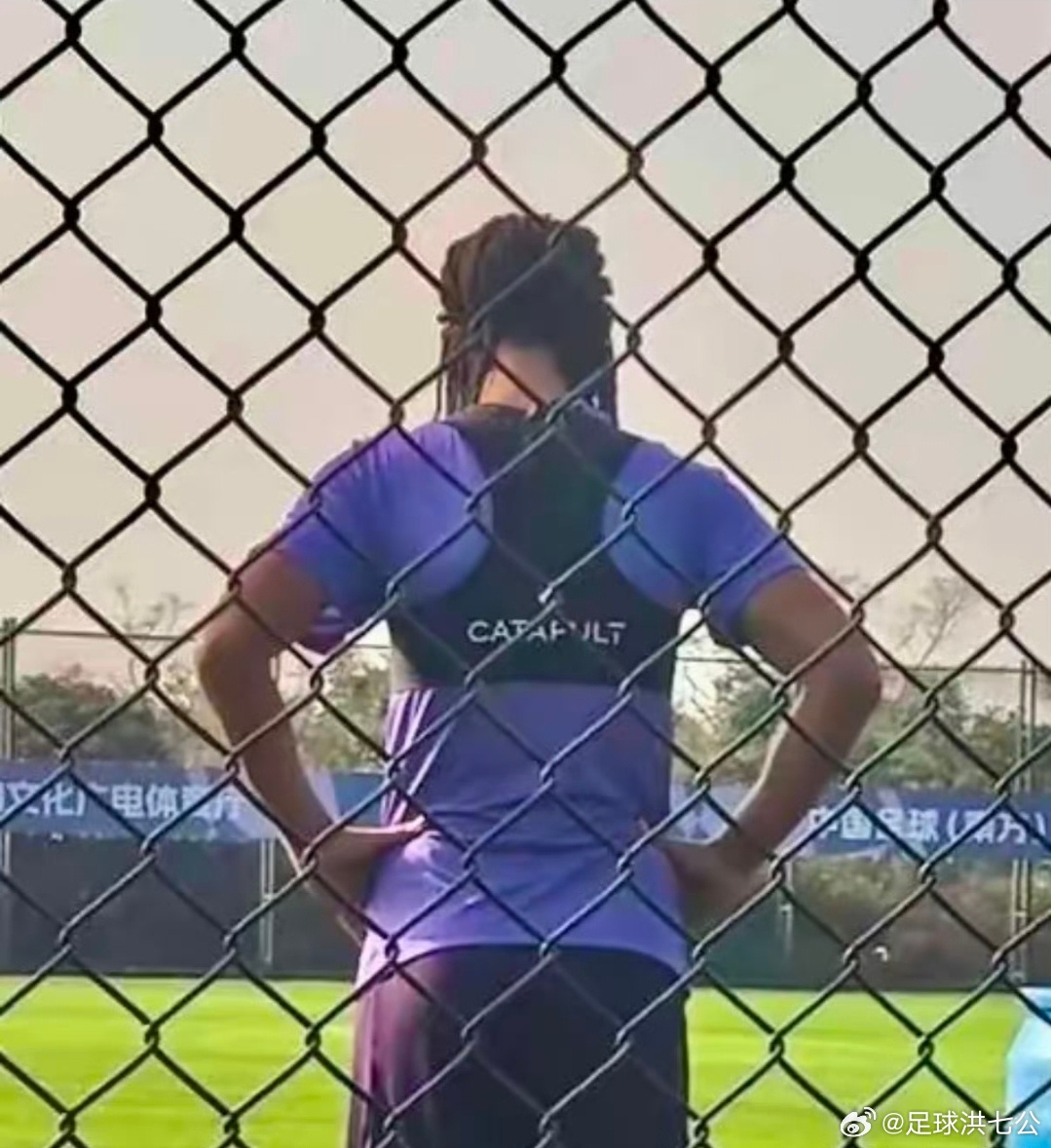 踢个文旅足球这么大火气川超球员飞踹裁判遭全国范围禁赛5年