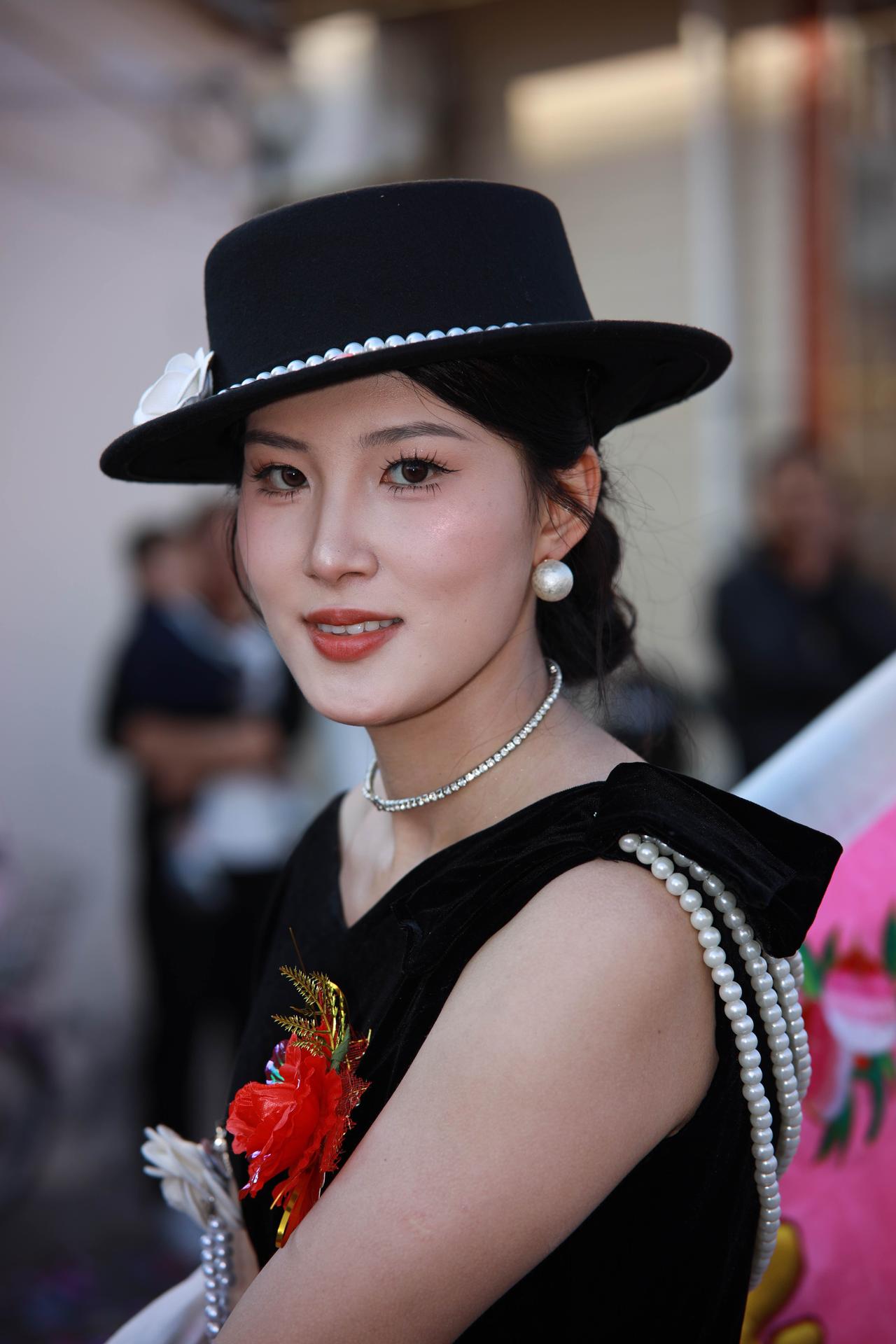 肯定首选人品，金钱只是锦上添花，而非立身之本。
人品是交往的底线，靠谱守信、真诚