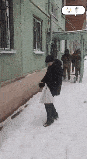 乌克兰男子想出高招，不出门招兵的就没办法。他躲在温暖的房子，锁的严严实实，有什么