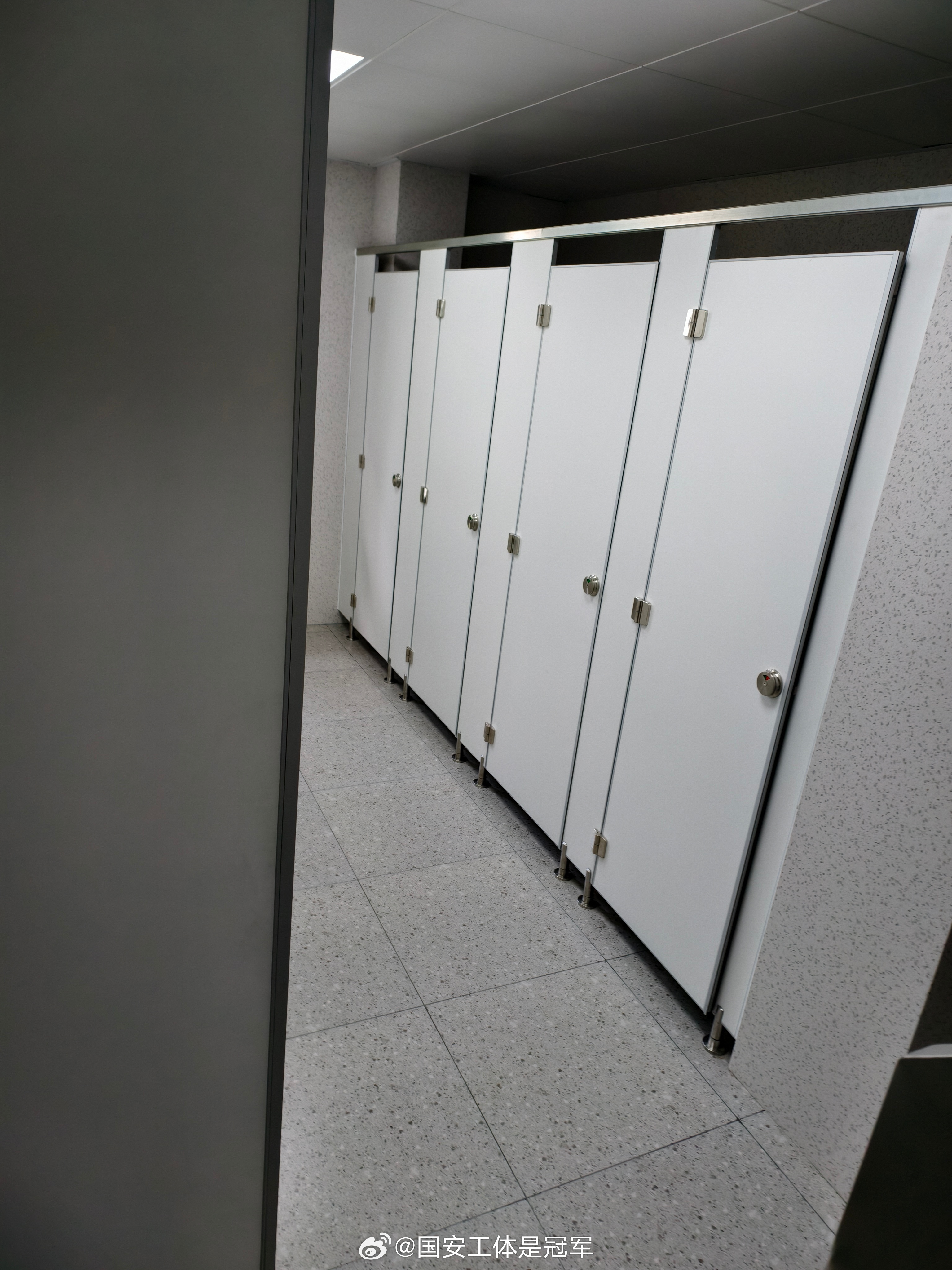 来终结一个训练基地厕所马桶话题[偷笑]北京国安[超话] 别再讨论毛坯房了[污] 