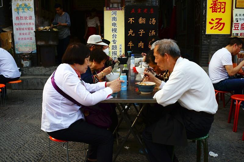 作为十三朝古都，洛阳的包容感真的刻在骨子里。
上周在老城十字街逛，能看到操着东北