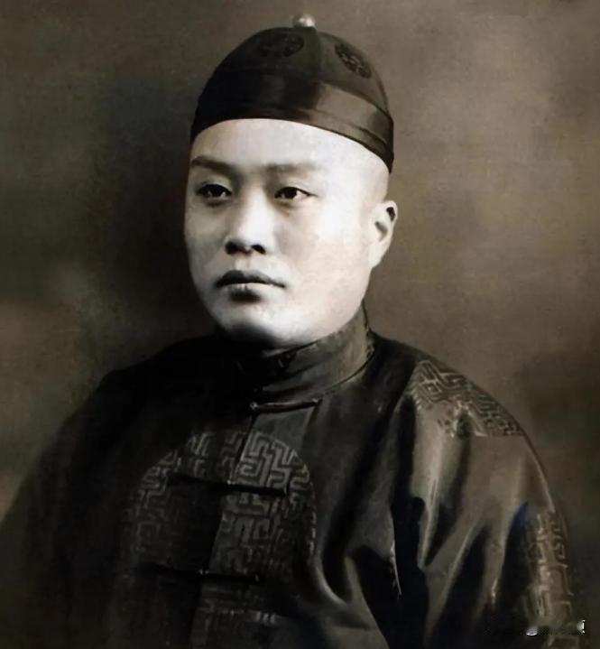 [微笑]1886年，贫寒子弟刘春霖选择报考状元，多轮考试后进入殿试，当卷子放到慈