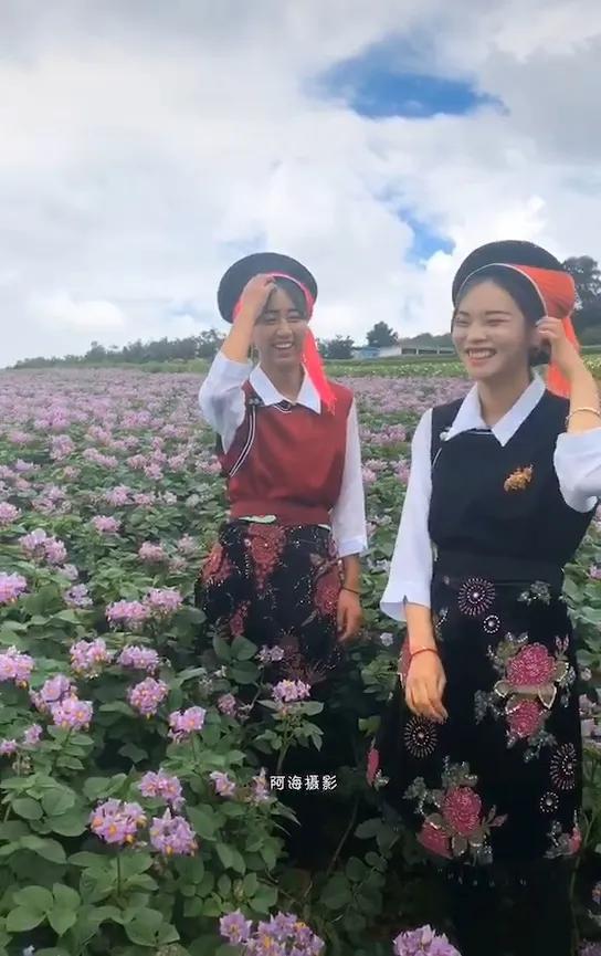大理鹤庆县熬开伙子与锁啶姑娘
            （张树忠）
     往昔