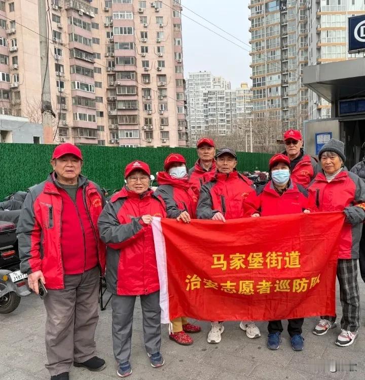 两会召开期间，我们社区志愿者们轮流站岗值勤，大家为在首都北京这座城市的大会顺利召