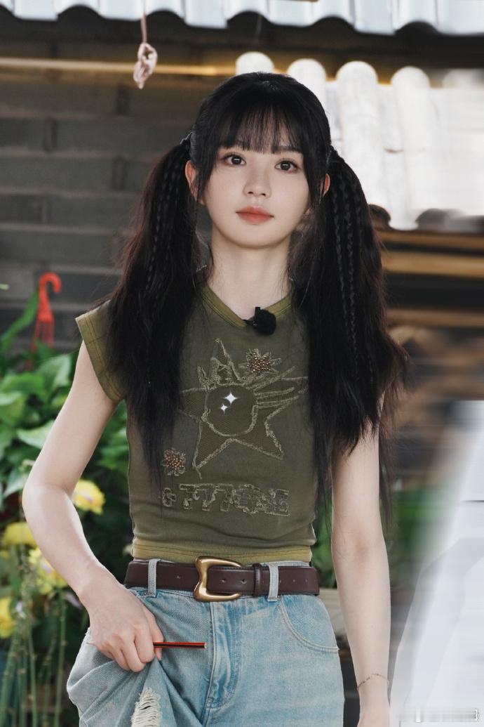 #田曦薇绿色短T##田曦薇星星刺绣短袖#田曦薇身穿绿色短 T，星星刺绣璀璨夺目。