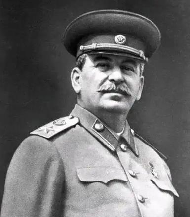 二战时期，苏联女英雄被德军判处绞刑，死后尸体被悬挂一个月。

18岁的卓娅·科斯