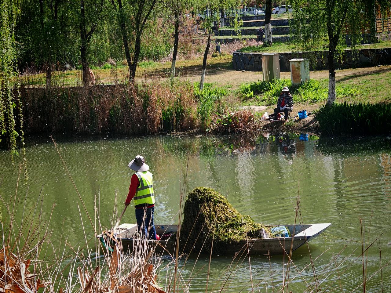 环境好靠大家，这可不是一句空话。就拿我们小区来说，之前垃圾乱扔，花草被随意践踏，