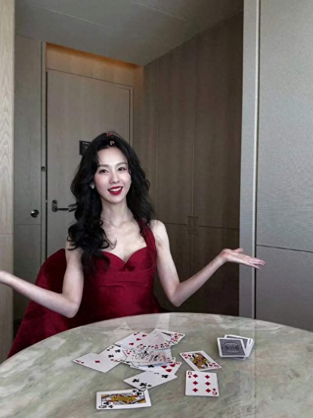 陈都灵，灵动优雅的红裙港风大美人