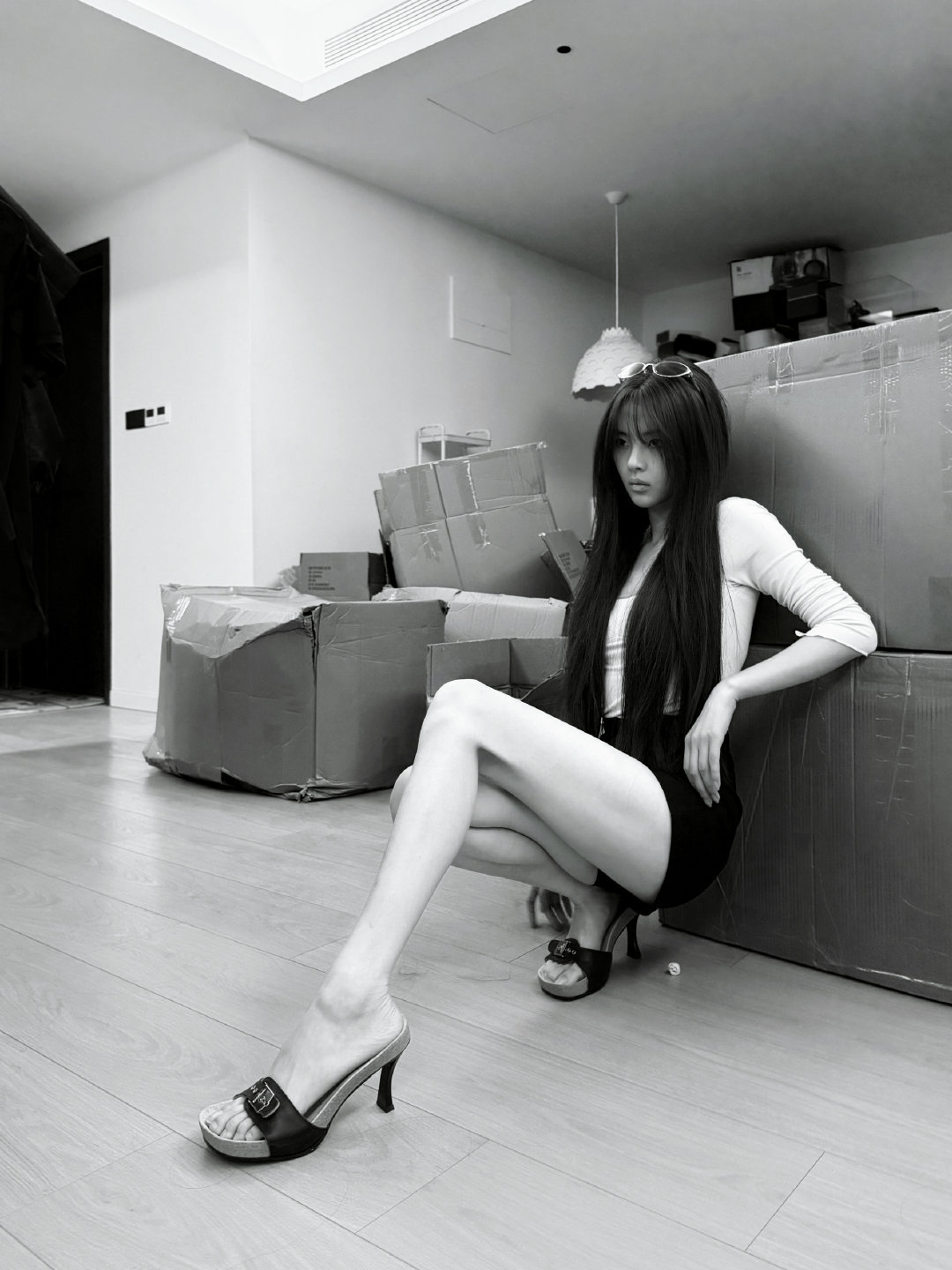 杨超越 末世文女主 小头小脸的骨相在纸箱堆里真的很出挑，清冷眼神里藏着倔强，完美