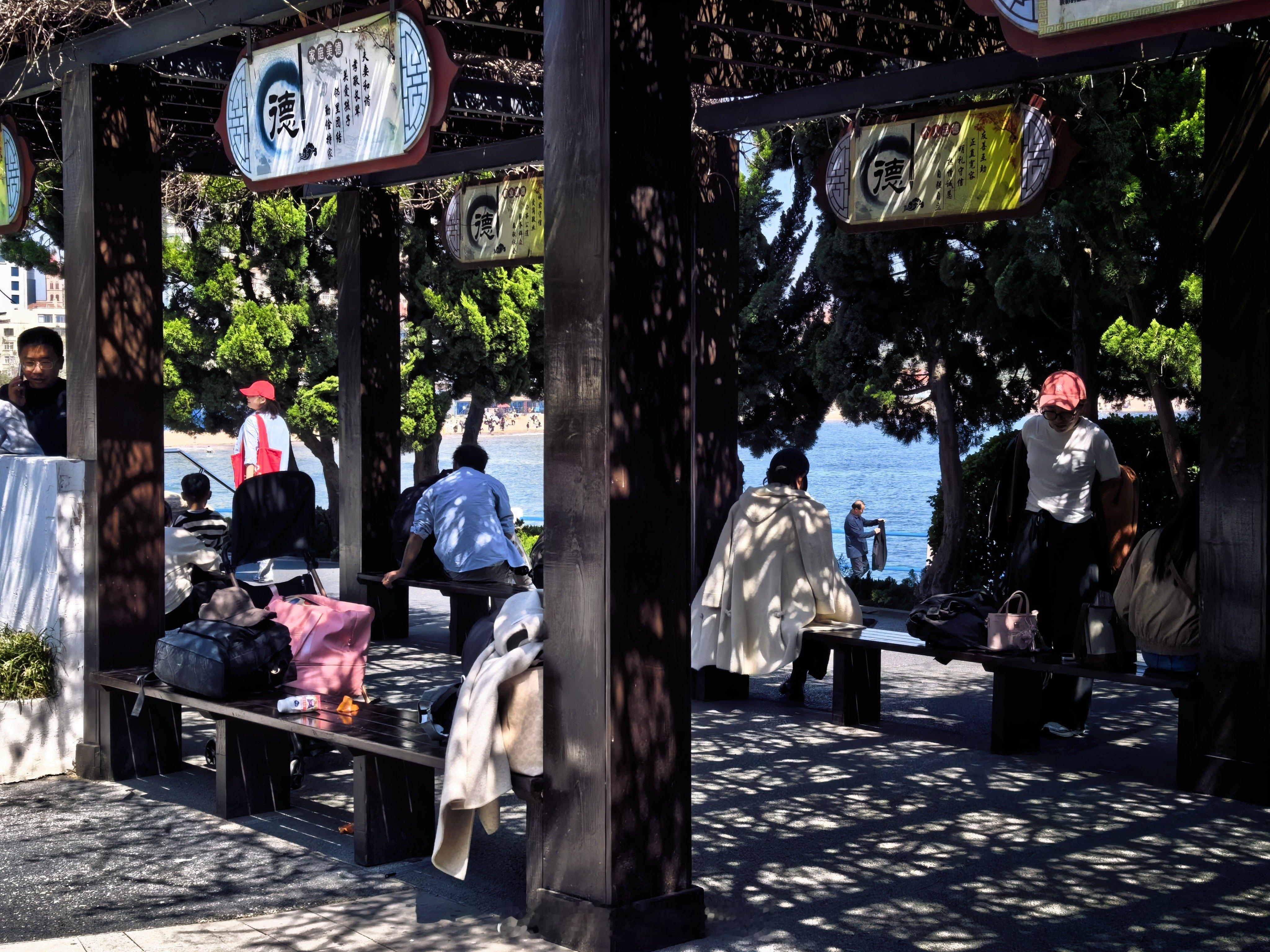 大家都没上班吗？这些人竟然都在排队拍照！ 青岛·李慰农公园