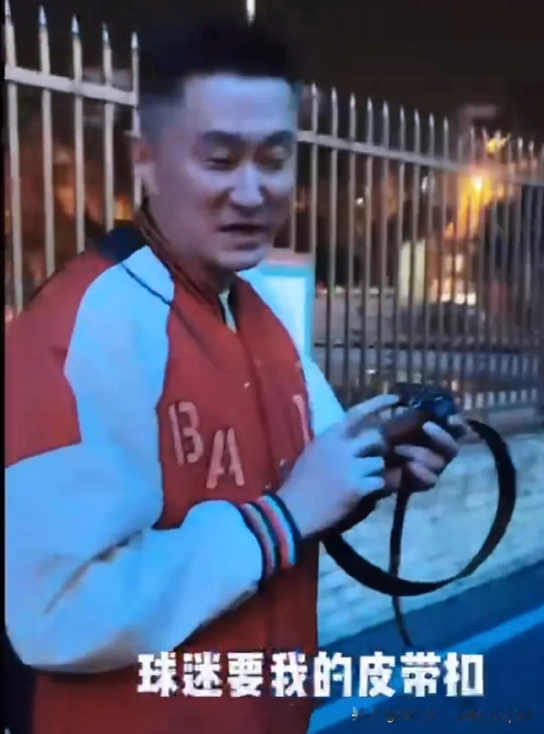 用心良苦，杜锋把自己印有自己名字“DF”皮带扣送给球迷，为陈老板排忧解难，杜锋在