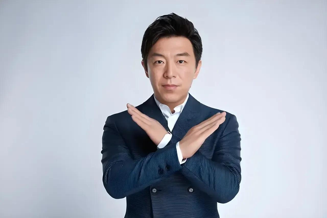 黄渤，一个自带喜感的男人，荧幕上他是观众的“开心果”，但你可能不知道，生活中的他