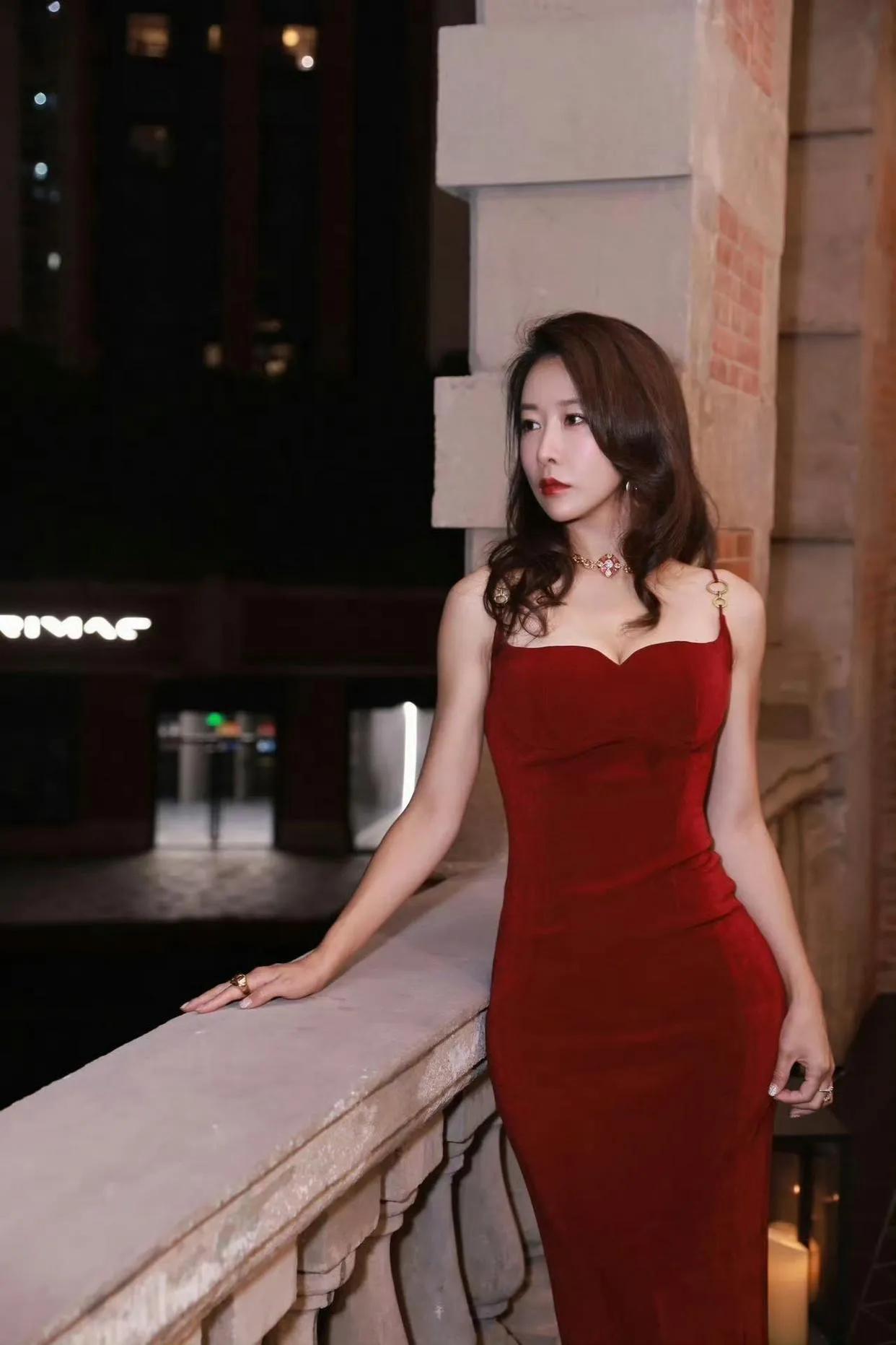 性感女神毛俊杰，前凸后翘的身材真让人羡慕。
